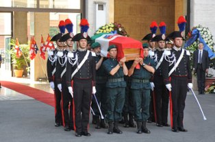 5 agosto 2008 0re 09.30 Caserma Lante della Rovere Portato a spalla da 6 incursori di Varignano , arrivo della salma dell'Amm. Birindelli. 